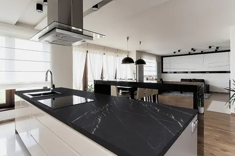 Piano della cucina in lastra effetto marmo nero con venature bianche e lavello incassato