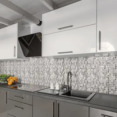 Cucina grigia con lavello e paraschizzi in mosaico dai toni greige